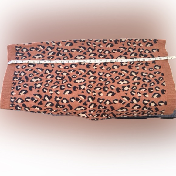 Halogen Knit MIDI Skirt.  Size XS - Picture 2 of 3